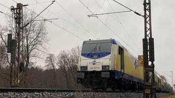 starker rauch im zug: reisende schlagen scheiben ein