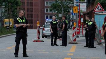 vor dem westfield: auto erfasst passantin – frau im krankenhaus
