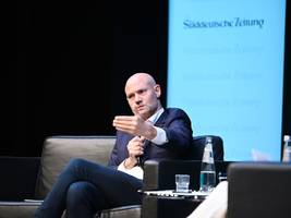 Omri Boehm bei „München redet“: „Eine Welt, die Verbrechen gegen die Menschlichkeit erlaubt, erlaubt sie auch gegen Juden“