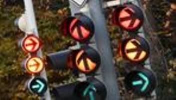 Unfall mit Bus: Ampel verwechselt: Sieben Verletzte bei Unfall auf Kreuzung