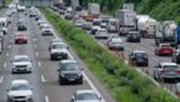 verkehr: feiertag und urlaubsende - volle straßen erwartet