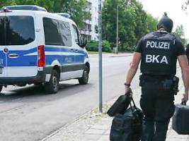 Keine Anschlagspläne bekannt: Polizei nimmt mutmaßliches IS-Mitglied in Halle fest