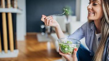 Nur einmal am Tag essen? Dr. Riedl warnt vor Mehrfach-Schäden