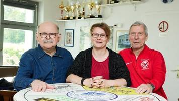 wo berliner schiedsrichter gemeinsam an ihrer linie arbeiten