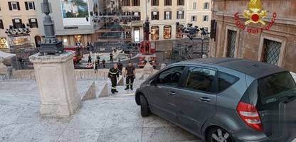 rom: 80-jähriger fährt mit auto die spanische treppe hinunter