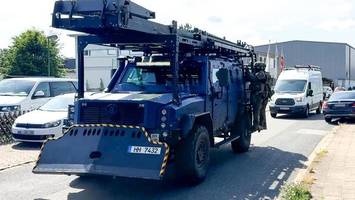 drogenrazzia: polizei kommt mit panzerfahrzeug und sprengt türen