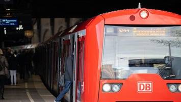 lkw fährt gegen s-bahn-brücke – wichtige linie unterbrochen