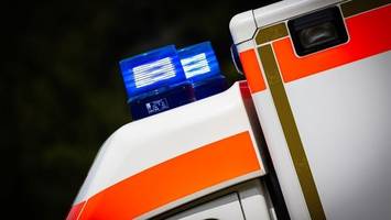 Motorradfahrer prallt mit Auto zusammen und stirbt