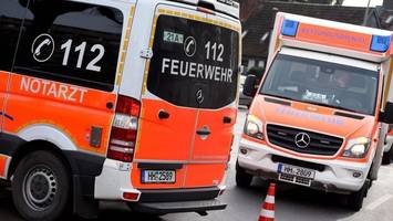 taxi fährt radlerin an der alster an – fahrer muss ins krankenhaus