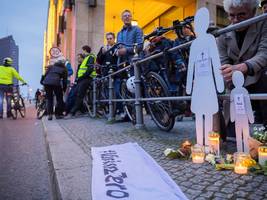 Prozess in Berlin: Auf der Straße lagen sterbende Menschen, aber der Fahrer soll seinen kaputten Spiegel inspiziert haben