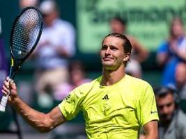 Werbetafel kracht in Unterrang: Zverev rettet Zuschauer nach Zwischenfall und siegt