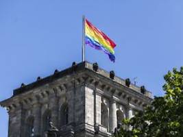Wo ist Solidarität für Queere?: Zeig Flagge, lieber Bundestag!
