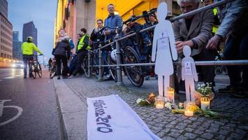 Mutter und Kind sterben: 84-jähriger Autofahrer vor Gericht