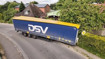 heftiger crash an hauptstraße: 20-tonnen-anhänger rutscht in hecke