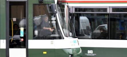 unbekannter hält 14-jährige in straßenbahn fest – weiterer mann greift ein