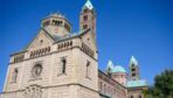 feiertag: katholiken ziehen durch mainz und speyer