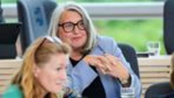 politische bildung: bildungsministerin will mehr stunden für wirtschaft/politik