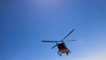 Tödliches Unglück: Motorradfahrer stößt gegen abbiegendes Auto und stirbt