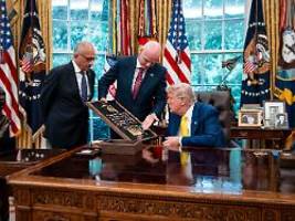 Er weiß nicht, was das ist: Trump führt FIFA-Boss Infantino im Oval Office vor