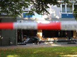 fahndung nach zwei männern: explosion zerstört restaurant-glasfront in köln