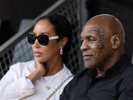 Plötzlich sitzt er beim Tennis: Cannabis-Tycoon Mike Tyson sorgt für Überraschung in Berlin