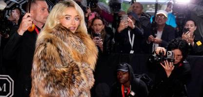 Sabrina Carpenter würde gern Handys ihrer Konzertbesucher wegschließen lassen