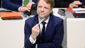 finanzminister räumt probleme im öffentlichen dienst ein