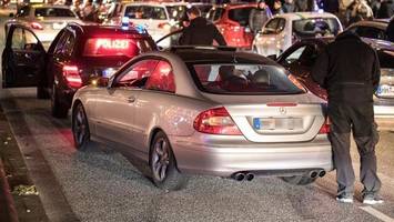 mit 100 km/h durch hamburg: reueloser fahrer knallt tür im gericht