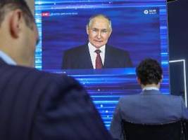 Eine Stunde - keine Ukraine: Putin überrascht bei seiner St. Petersburg-Rede