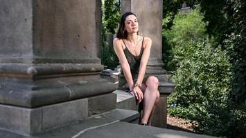 Loulia Esteves – die französische Stimme des Berliner Sommers