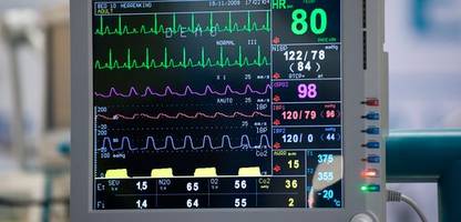 medizin: tele-chirurgie bei krebspatient in angola - operierender arzt 11.000 kilometer entfernt