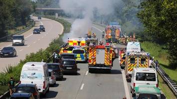 a23 bei elmshorn ist dicht – auto fängt feuer nach crash mit lkw