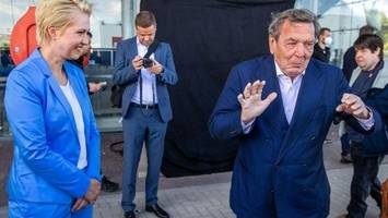 Ausschuss beharrt auf Schröder-Aussage zu Klimastiftung