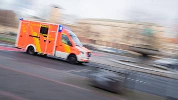 Kollision mit Lkw - Autofahrerin lebensgefährlich verletzt