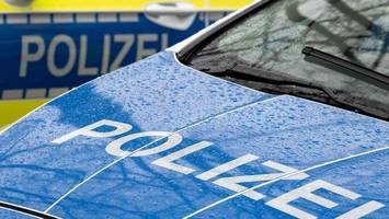 unfall im kreisverkehr: radfahrer schwer verletzt