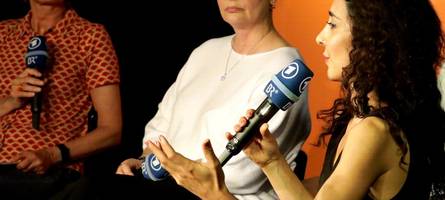 warum gewalt gegen frauen system hat: asha hedayati liest und diskutiert beim augsburger friedensfest