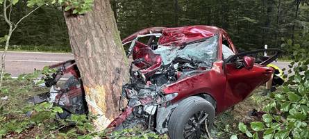 Mit hoher Geschwindigkeit gegen Baum geprallt – 29-Jähriger stirbt bei Schrobenhausen