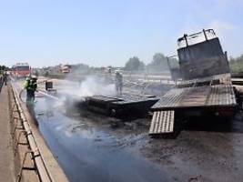 a5 und a6 betroffen: lastwagen fängt auf autobahnbrücke feuer - fahrer tot