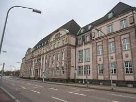 Fahndung zunächst erfolglos: Sträfling flieht bei Prozess durchs Fenster