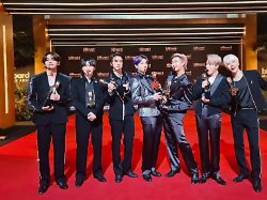 sänger suga bedankt sich: letztes bts-mitglied beendet zivildienst