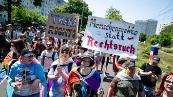 Marzahn Pride: „Ganz Berlin hasst die CDU“-Rufe vor CDU-Stand