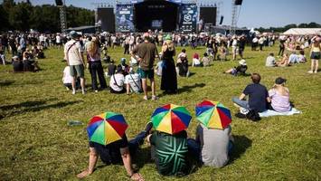 Fans trotzen der Hitze beim Hurricane-Festival
