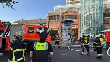 feuer in dönerimbiss – giftiger rauch zieht ins dach