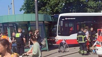 HVV-Bus kracht in Wartehäuschen und erfasst Rollstuhlfahrerin