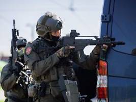 Beamte schießen 30-Jährigen an: Mann greift in NRW Spezialkommando mit Messer an