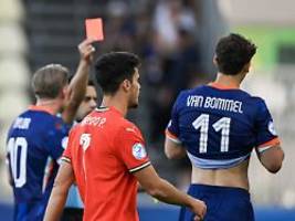 Oranje und England siegen: Zwei Fouls in zwei Minuten: Van Bommel fliegt zum Blitz-Platzverweis