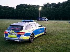 Schlägerei im Stadtpark: Jugendlicher wird bei Streit lebensbedrohlich mit Messer verletzt