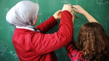 Berliner Lehrerinnen sollen künftig Kopftuch tragen dürfen
