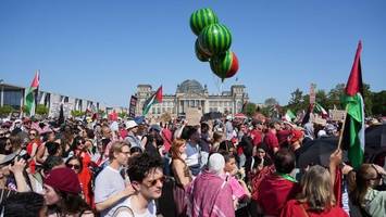 Demonstrantinnen knapp von Stein verfehlt: Staatsschutz ermittelt