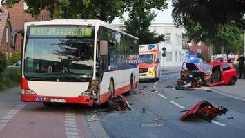 Auto kollidiert mit Linienbus: Mehrere Menschen verletzt
